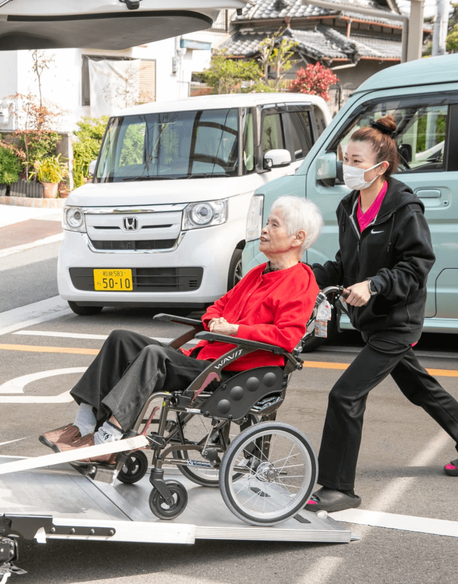 車いすで移動する様子