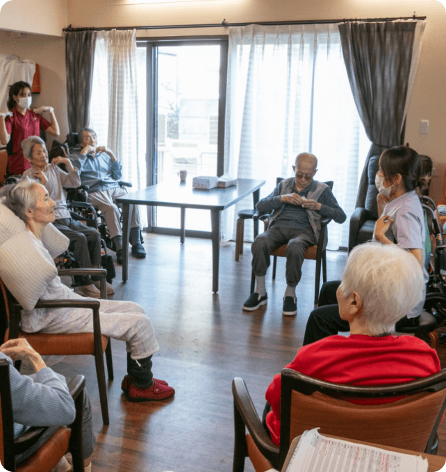 椅子に座って話している様子