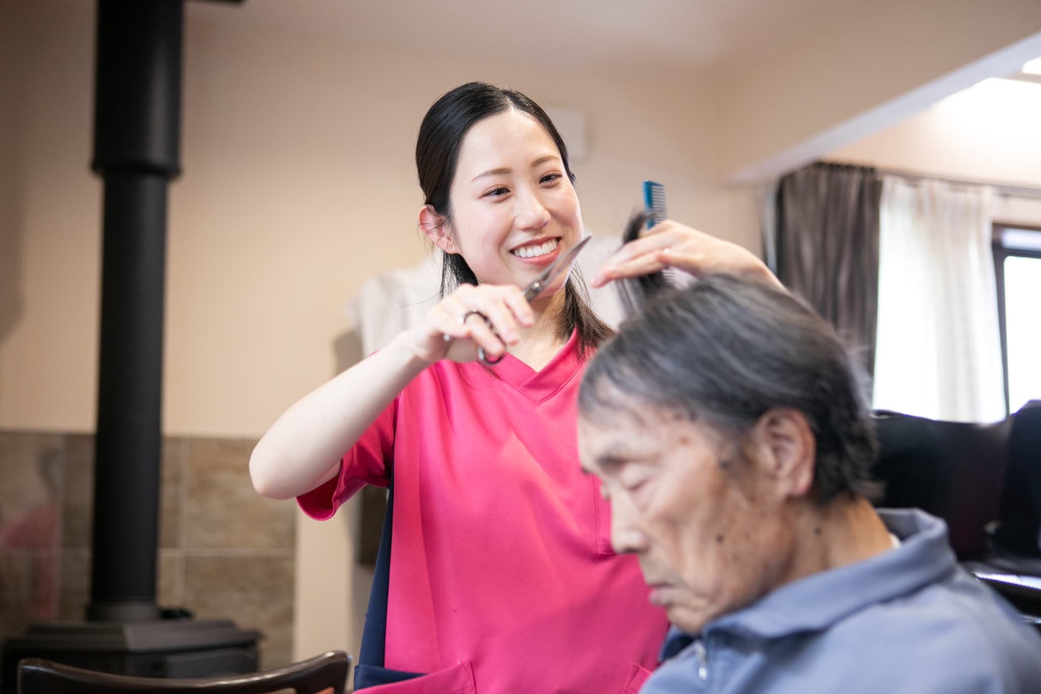 ヘアカットする人