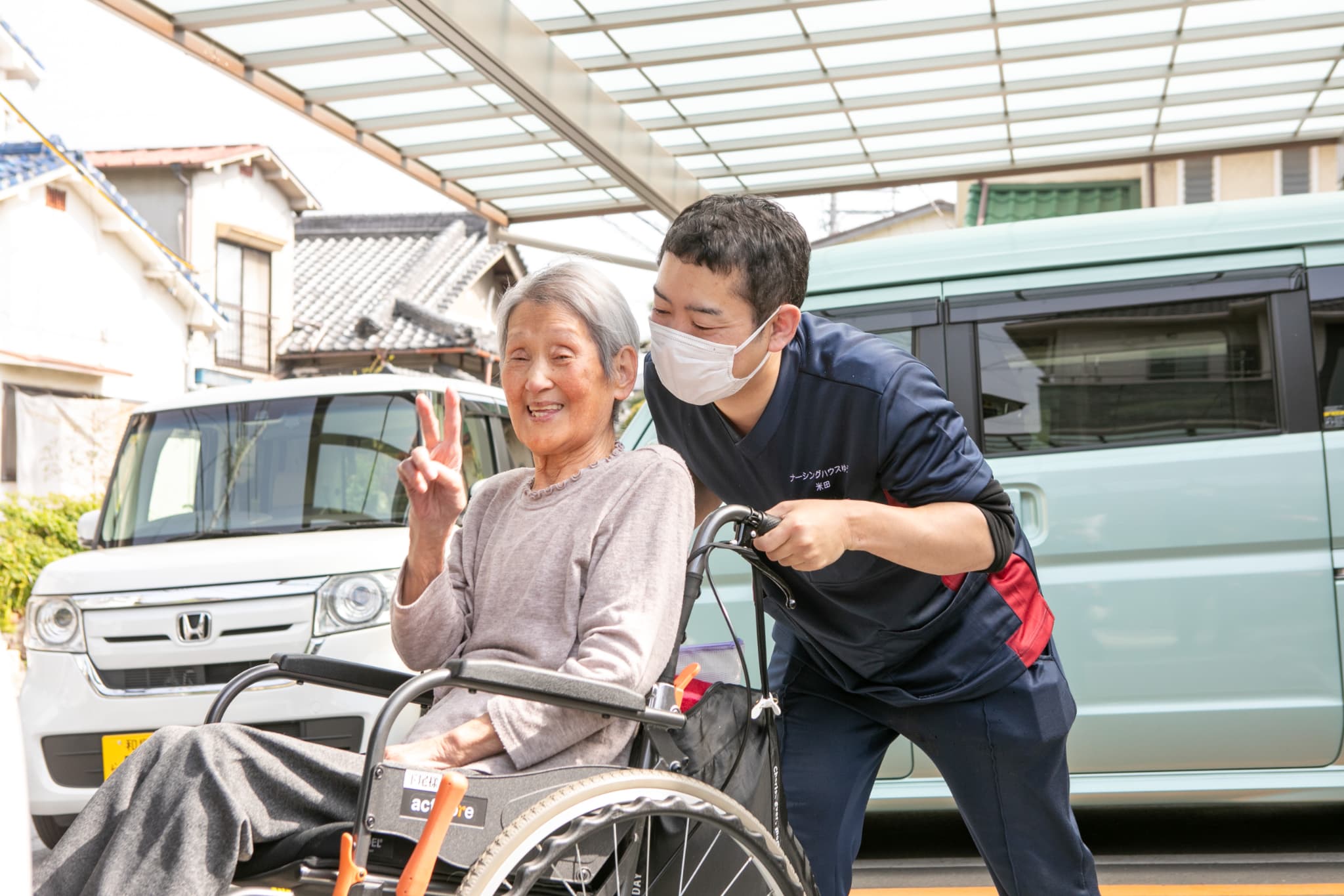 車いすを押す人